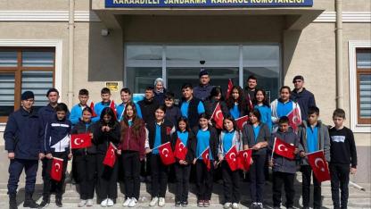 Karaadilli Ortaokulu Öğrencilerinden Jandarma Karakoluna Anlamlı Ziyaret