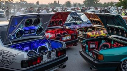 Çorum’da Modifiye Araç Sahiplerinden Trafik Cezalarına Protesto: Şehir Merkezinde Kontak Kapattılar!