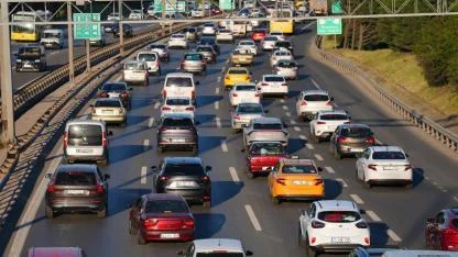 Şubatta Trafiğe Kaydı Yapılan Taşıt Sayısı Geriledi: Elektrikli ve Hibrit Araçların Payı Artıyor