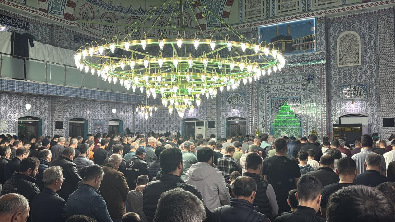 Afyonkarahisar’da Kadir Gecesi Dualarla İdrak Edildi