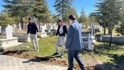 Bolvadin Asri Mezarlığı’na 15 Bin Lavanta: Huzur Veren Çevre Düzenlemesi Başladı