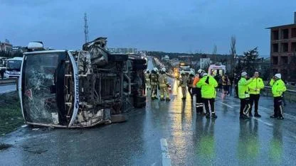 İstanbul Büyükçekmece’de Servis Midibüsü Devrildi: 1 Ölü, 9 Yaralı!
