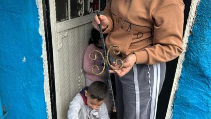 Fatih’te Doğalgaz Patlaması: Demir Parçaları Çevre Evlerin Camlarına Saplandı, Çocuk Odası Son Anda Kurtuldu