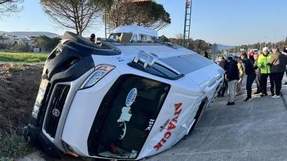 Öğrencilerin bulunduğu minibüs devrildi: 8 yaralı