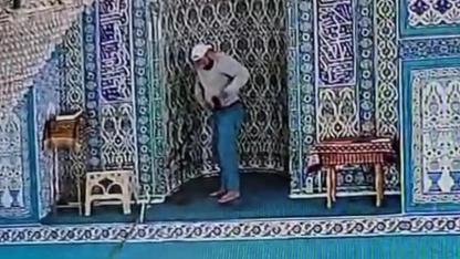 Oltayla Camiye Girdi, Mikrofonları Çaldı: Şüpheli Kamerada!