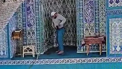 Oltayla Camiye Girdi, Mikrofonları Çaldı: Şüpheli Kamerada!