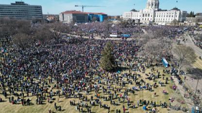 ABD’de Milyonlarca Kişi Trump Yönetimine Karşı “Krallara Hayır” Protestosunda Buluştu