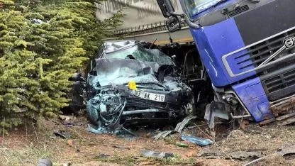 Afyonkarahisar-Eskişehir Yolunda Feci Kaza: 1 Ölü, 4 Yaralı