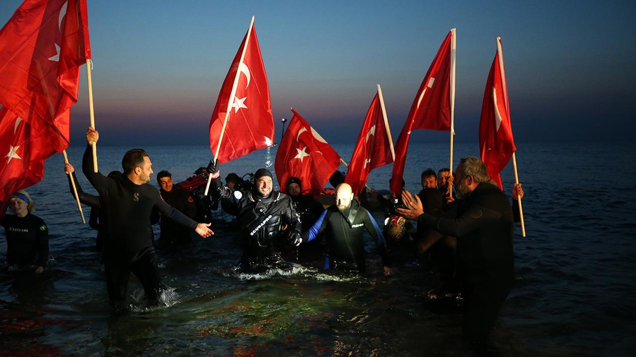 Profesyonel dalgıç, 18 Mart anısına Anzak Koyu'nda "dünya rekoru" kırdı