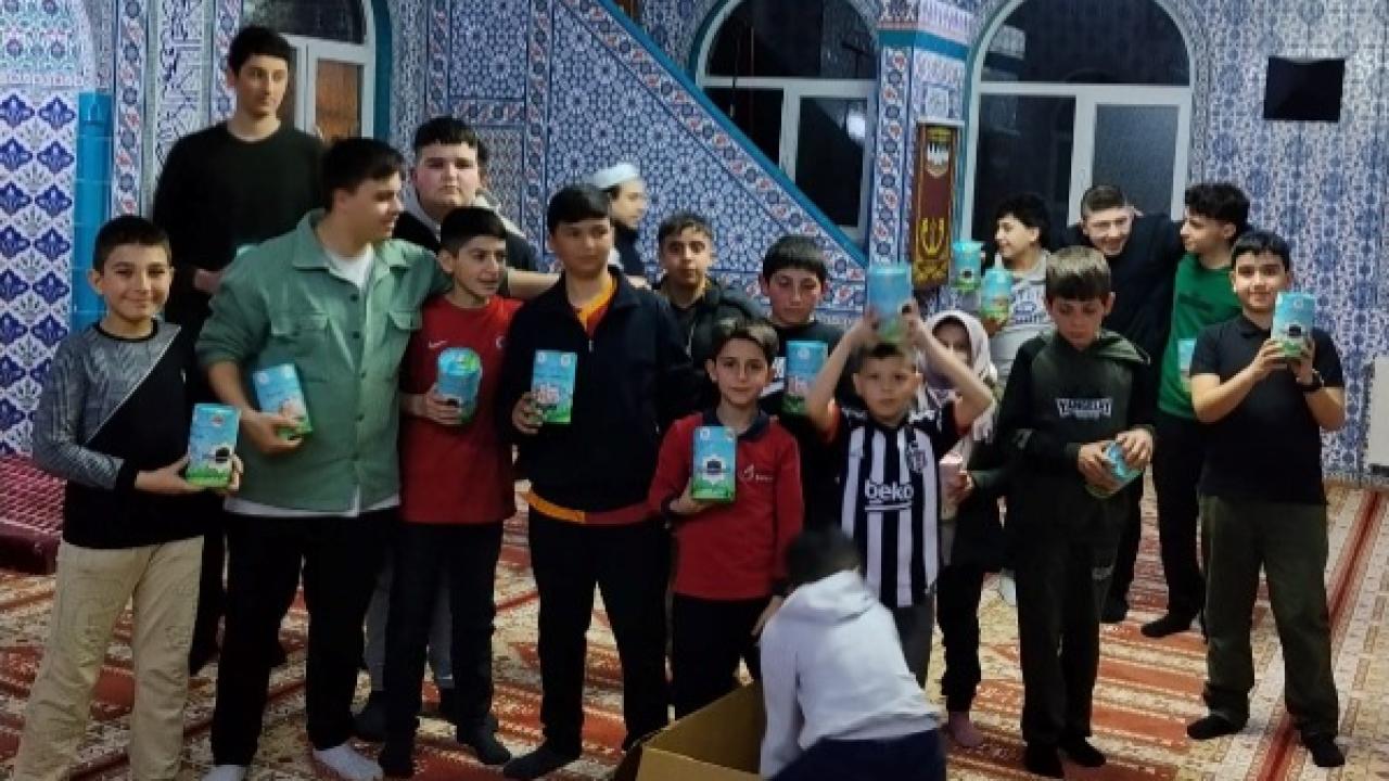 Teravih Namazına Gelen Çocuklar Evlerine Mutlu Döndüler