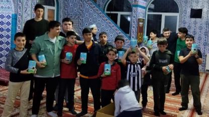 Teravih Namazına Gelen Çocuklar Evlerine Mutlu Döndüler