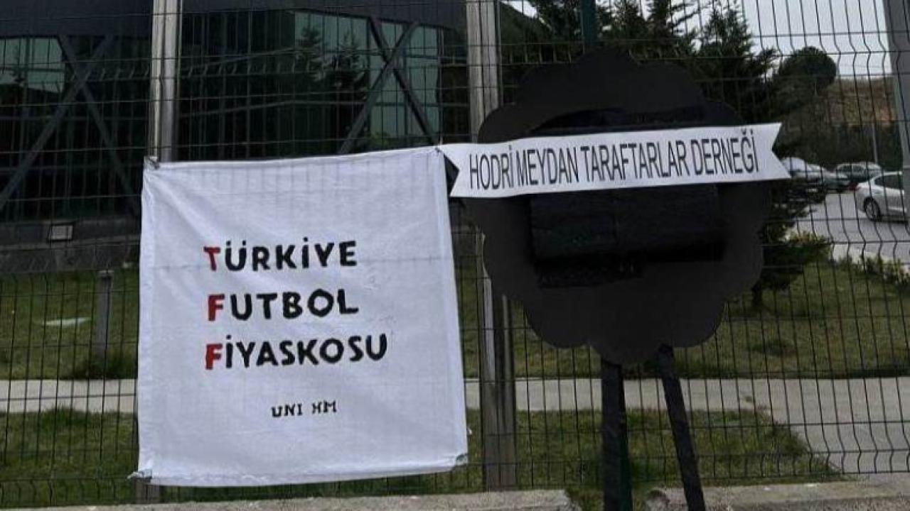 TFF’ye Siyah Çelenkli Tepki: “Türkiye Futbol Fiyaskosu”