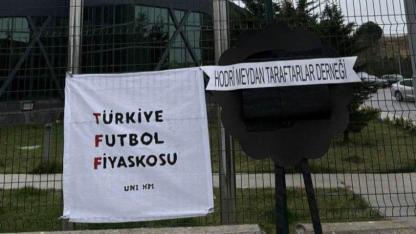 TFF’ye Siyah Çelenkli Tepki: “Türkiye Futbol Fiyaskosu”