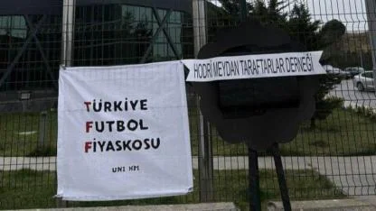 TFF’ye Siyah Çelenkli Tepki: “Türkiye Futbol Fiyaskosu”