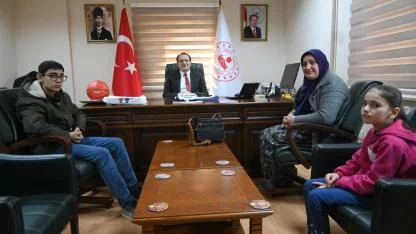 Türker’den Kitap Kurdu Elifsu’ya ve Ağabeyine Ödül