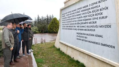 Vali Aktaş Büyük Taarruz Şehitliğini Ziyaret Etti