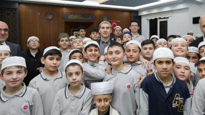 Vali Aktaş, Hafızlık Eğitimi Alan Öğrencilerle Aynı Sofrada İftar Yaptı