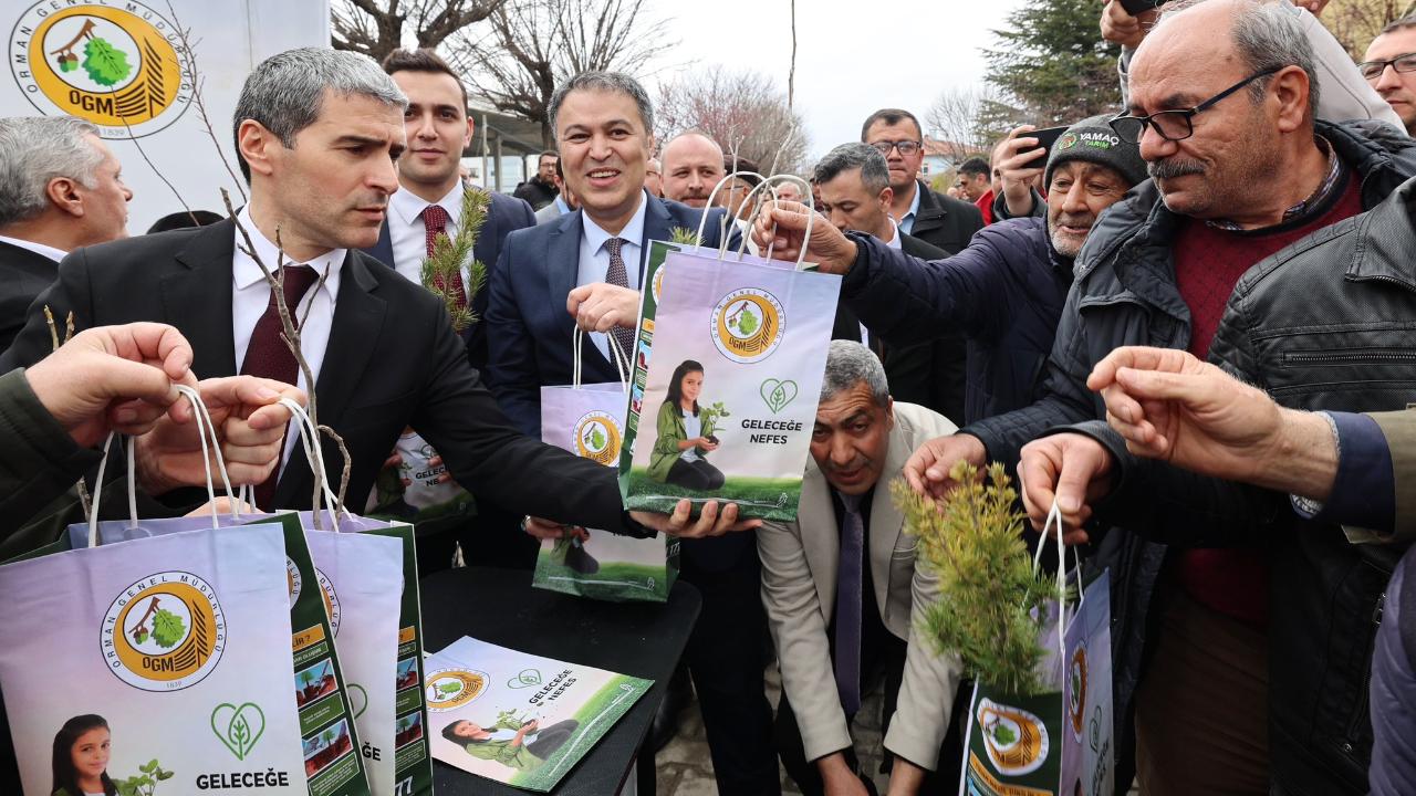 Vali Aktaş Sultandağı’nda Üreticilerle Buluştu: 17 Bin Tuzak, 2 Bin Fidan Dağıtıldı