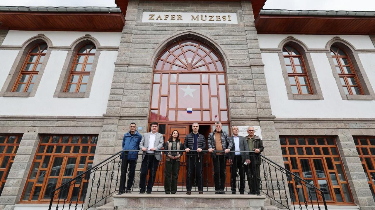 Vali Aktaş, Zafer Müzesi’nde İncelemelerde Bulundu