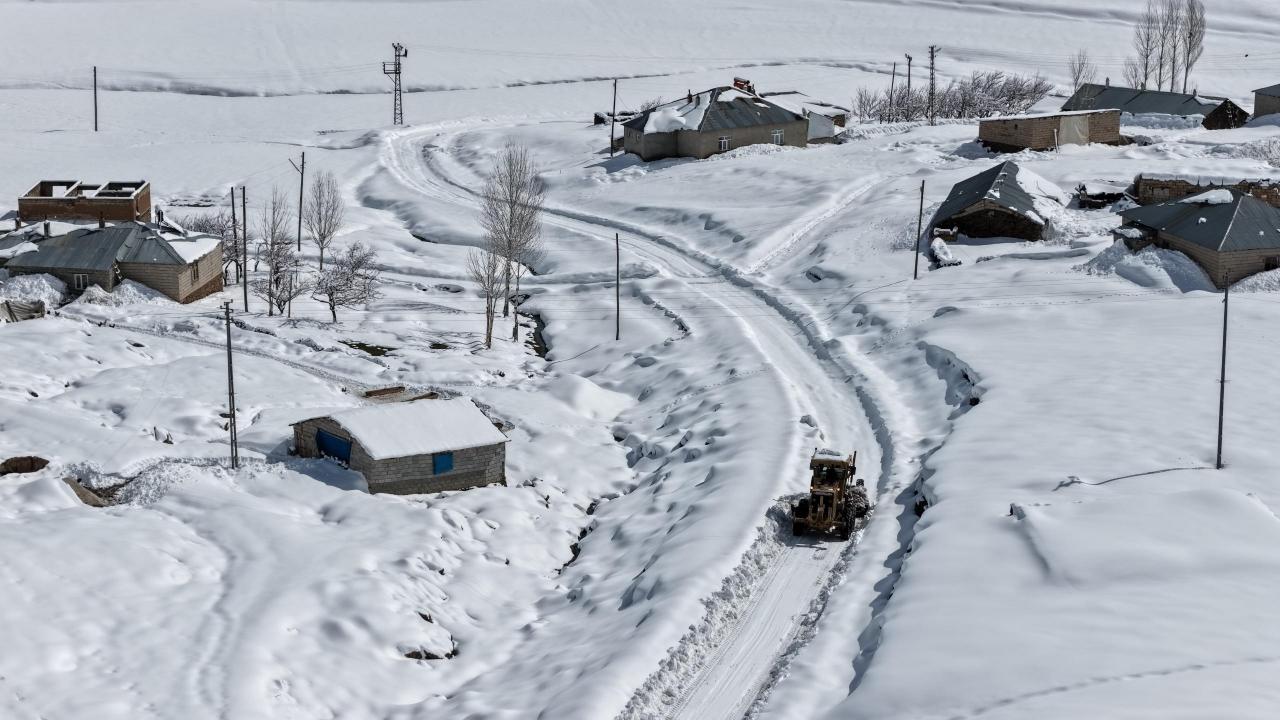Van'da kardan dolayı kapanan 390 yoldan 355'i açıldı
