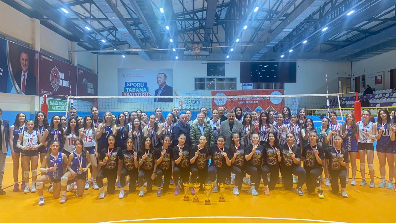 Zaferin Minik Sultanları Yıldız Kızlarda Şampiyon Oldu