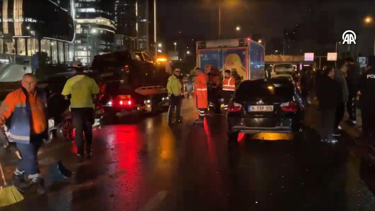 Zincirleme Kazaya 8 araç Karıştı 4 Yaralı