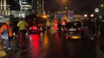 Zincirleme Kazaya 8 araç Karıştı 4 Yaralı