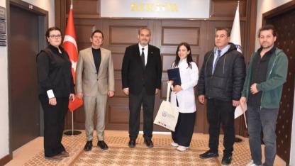 AFSÜ Rektörü Aslan, Azerbaycanlı Öğrenciye Sertifika Verdi