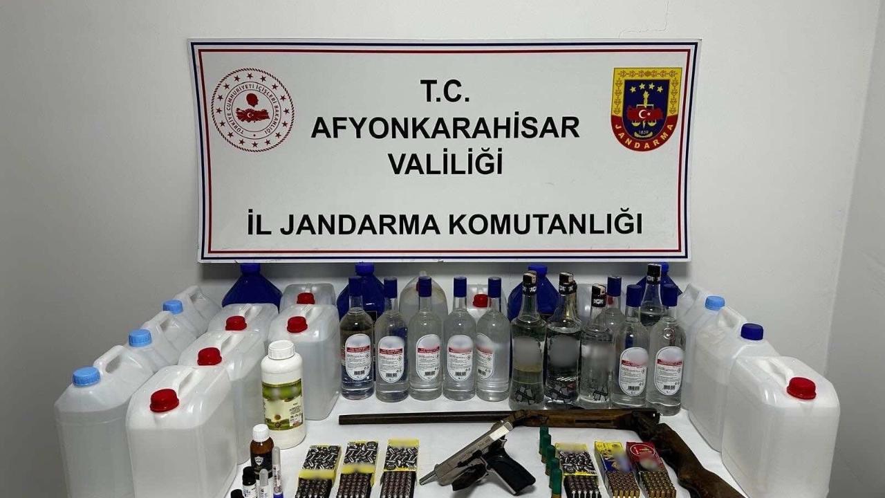 Afyon’da 93 Litre Sahte Alkol ve Ruhsatsız Silahlar Ele Geçirildi