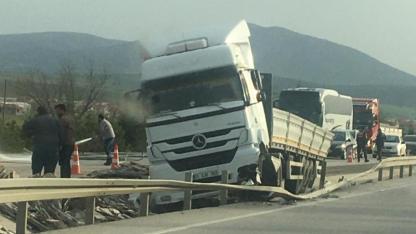 Afyon’da Bariyerlere Çarpan Tırda 2 Kişi Yaralandı