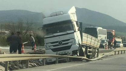 Afyon’da Bariyerlere Çarpan Tırda 2 Kişi Yaralandı