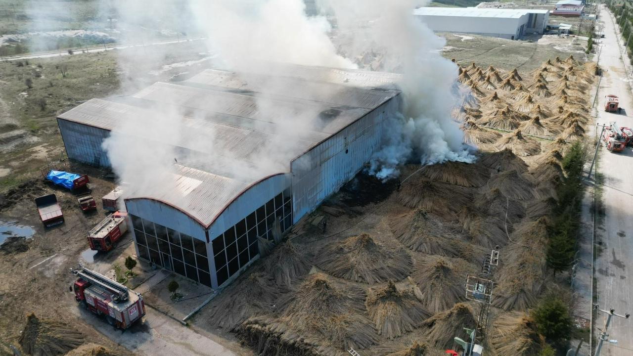 Afyon’da Fabrika Alevlere Teslim! Dumanlar Metrelerce Yükseldi