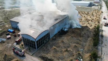 Afyon’da Fabrika Alevlere Teslim! Dumanlar Metrelerce Yükseldi