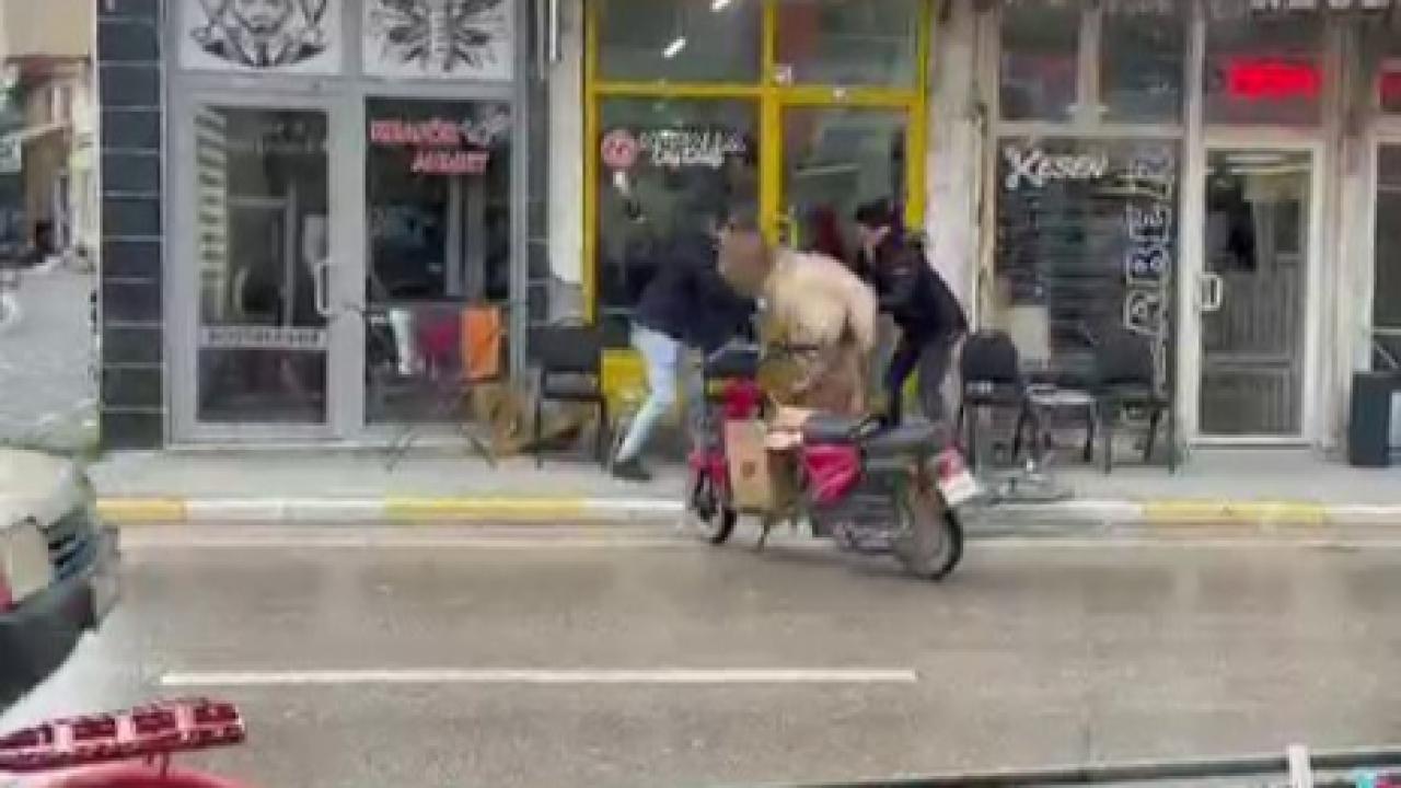 Afyon’da Sahibinin Elinden Kaçan İnek Bakın Nereye Girmeye Çalıştı