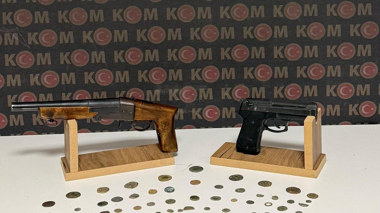 Afyon’da Tarihi Eser Operasyonu: 74 Sikke Ele Geçirildi