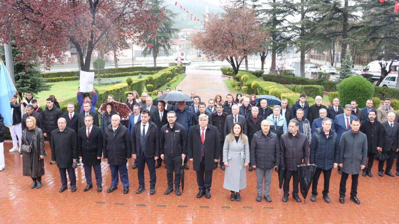 Afyonkarahisar'da 23 Nisan Kutlamaları Çelenk Sunma Töreniyle Başladı