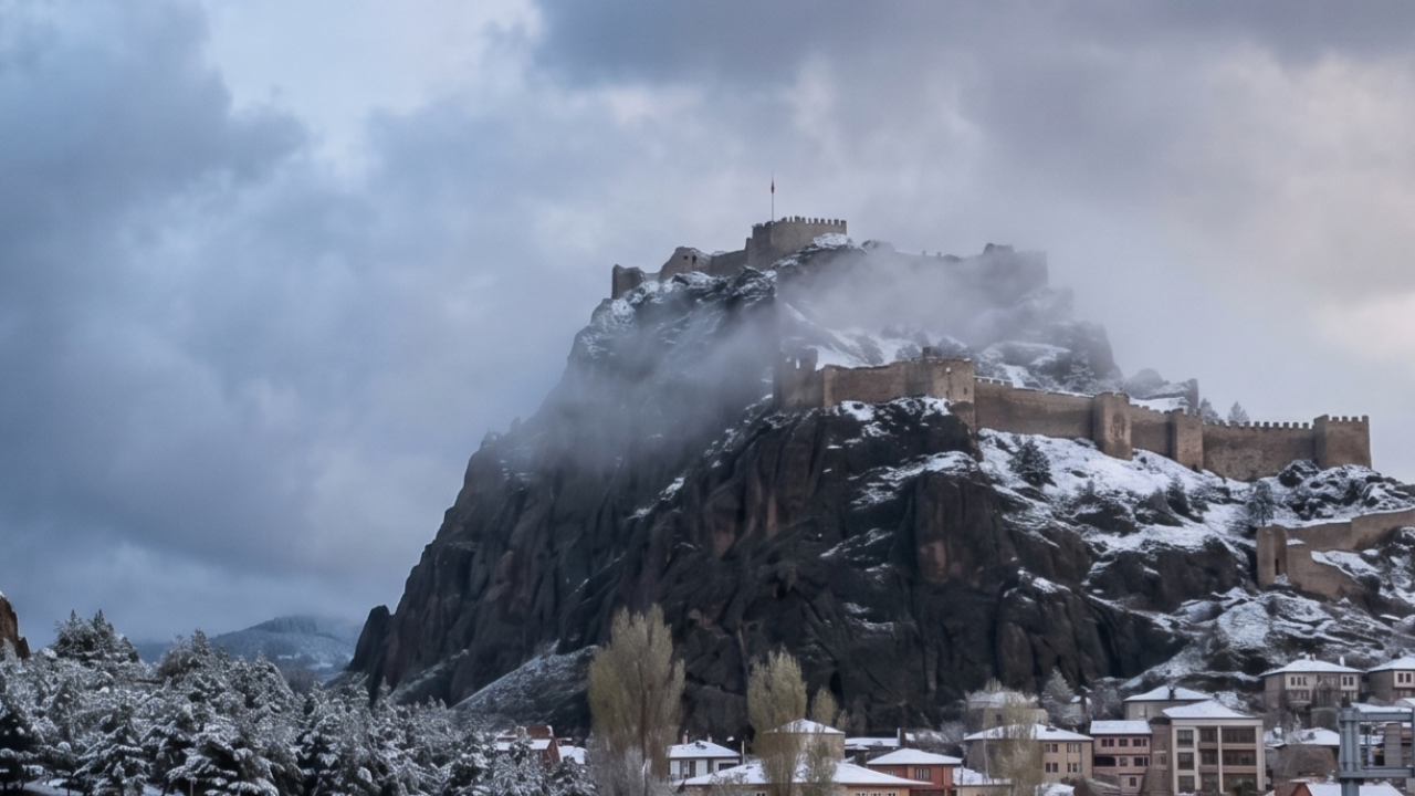 Afyonkarahisar’da Bahar Ortasında Kış Kapıda: Yüksek Kesimlerde Kar Bekleniyor