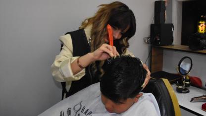 Afyonkarahisar'da Erkek Berberi Kadın: Üç Yıldır Müşterilerine Hizmet Veriyor