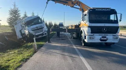 Afyonkarahisar’da Ev Eşyası Yüklü Tır Şarampole Devrildi