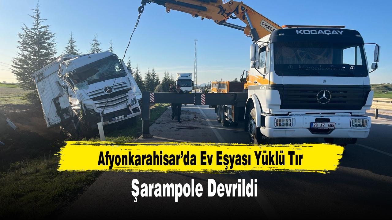 Afyonkarahisar’da Ev Eşyası Yüklü Tır Şarampole Devrildi