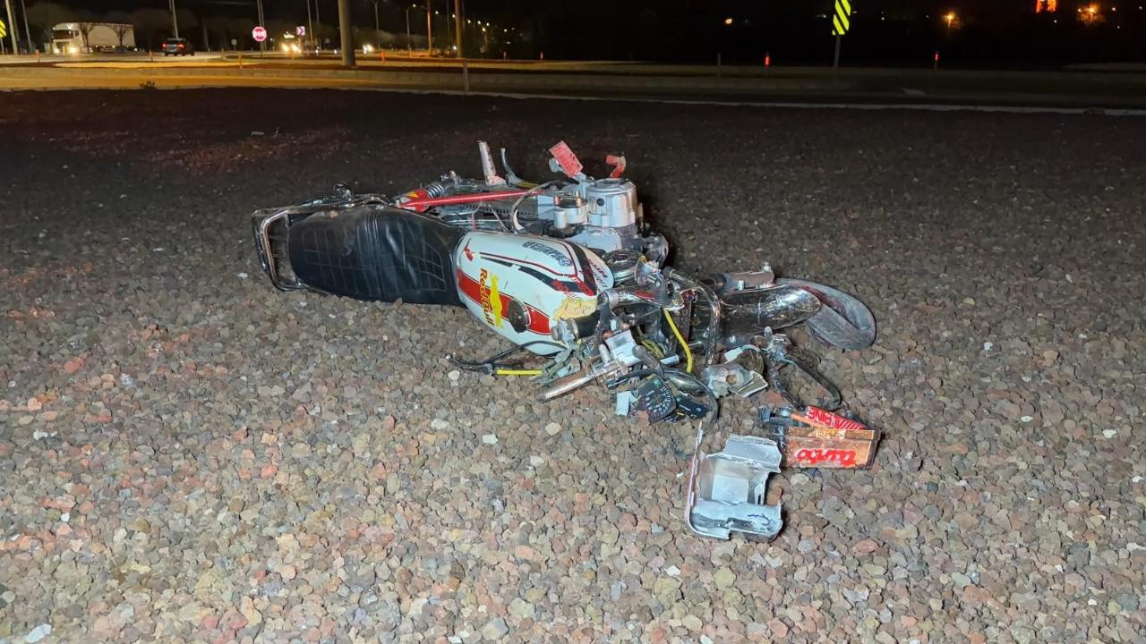 Afyonkarahisar’da Korkutan Kaza: Refüje Çarpan Motosiklet Parçalandı