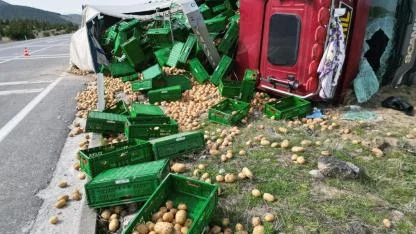 Afyonkarahisar’da Patates Yüklü Tır Devrildi: 3 Kişi Yaralandı