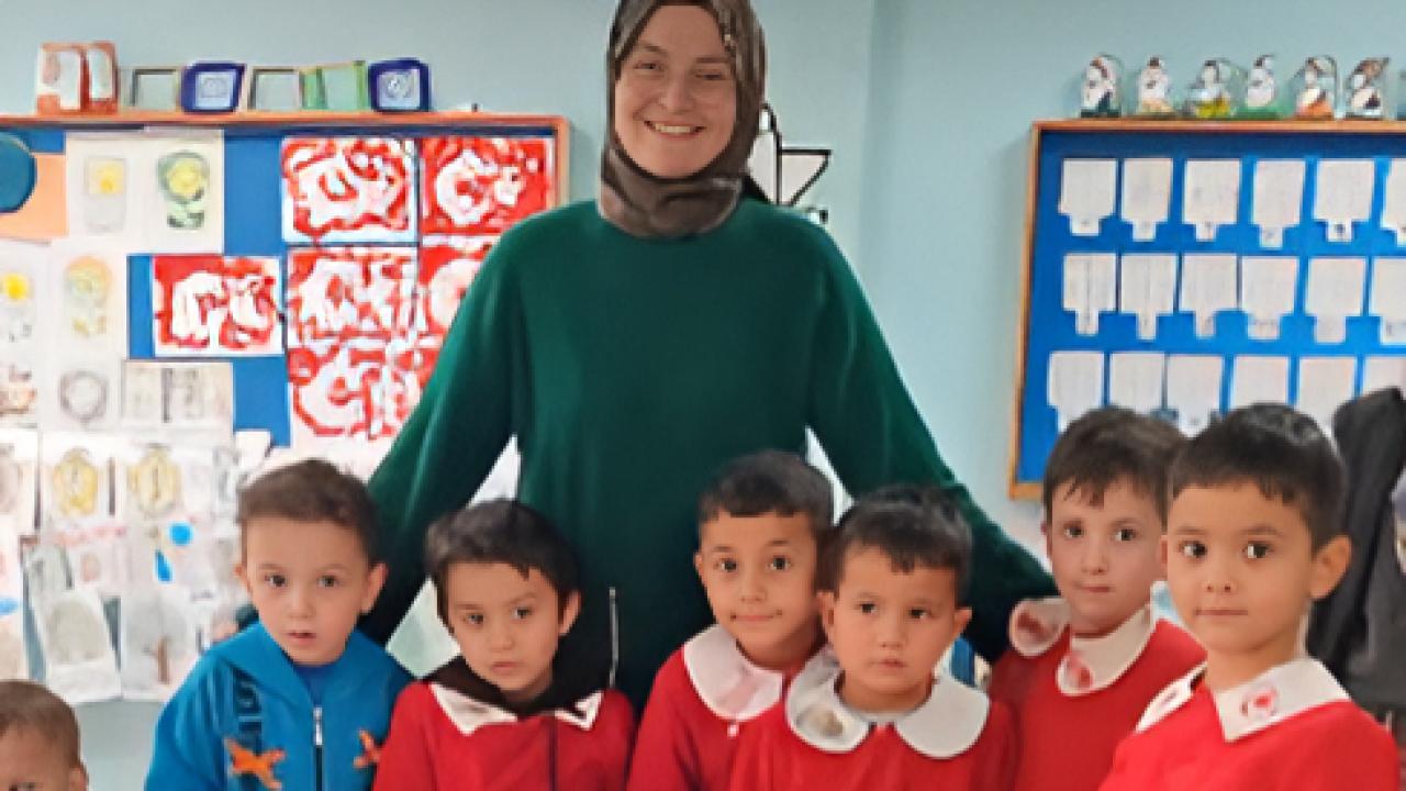 Afyonkarahisar’da Velilerden Tayini Çıkan Öğretmene Sürpriz Uğurlama