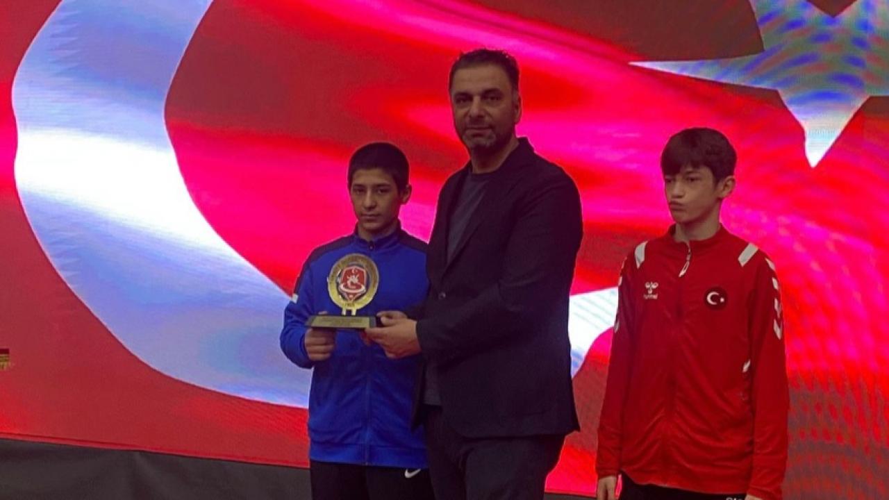 Afyonlu Güreşçi Abdullah Sarı Türkiye Şampiyonu Oldu