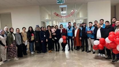 AK Gençlik’ten Tedavi Gören Çocuklara 23 Nisan Ziyareti