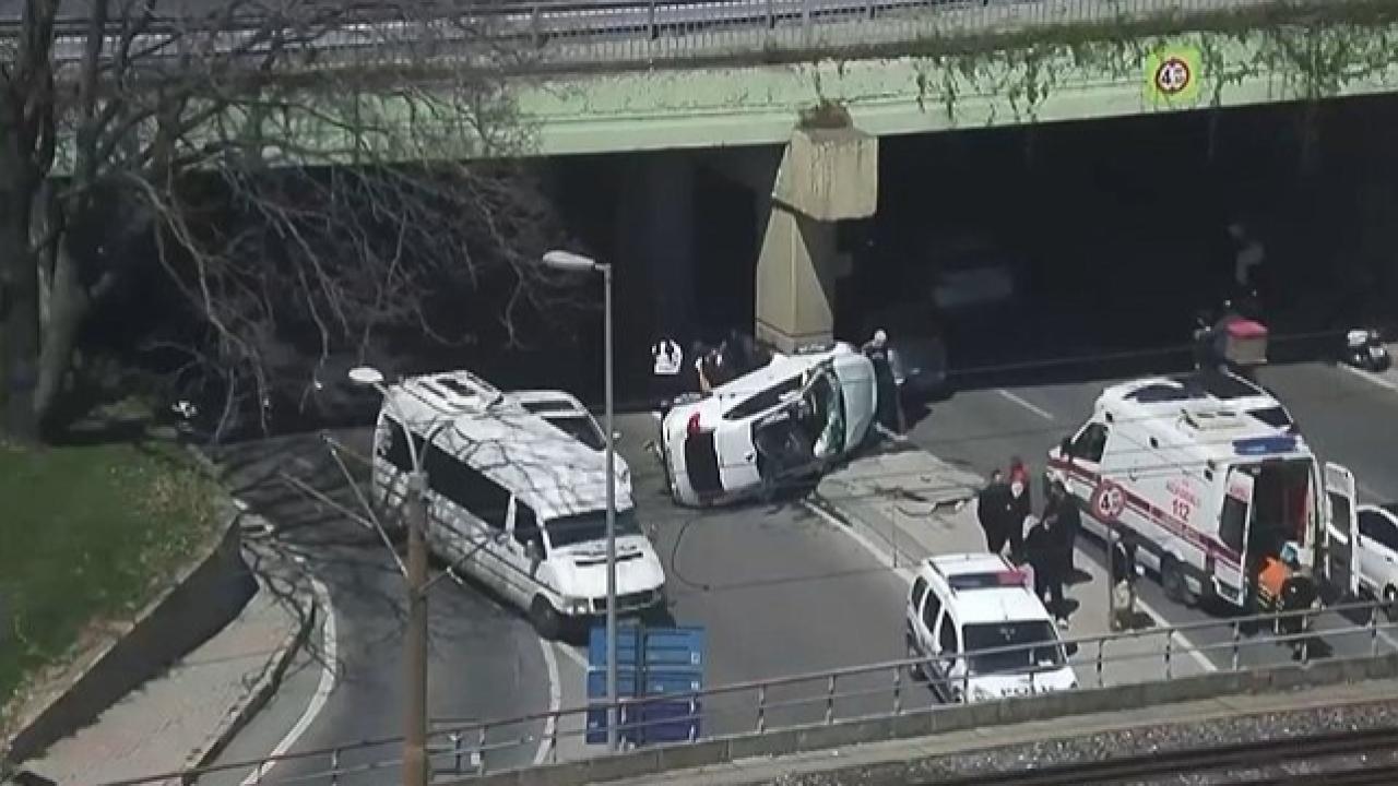 Bakırköy’de Feci Kaza: Takla Atan Otomobil Alt Geçide Çarptı, 1 Kişi Yaralandı!