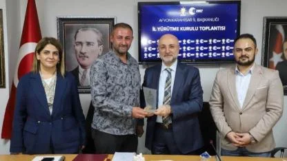 Başkan Şahin Yönetim Kurulu Üyelerine Teşekkür Plaketi Takdim Etti