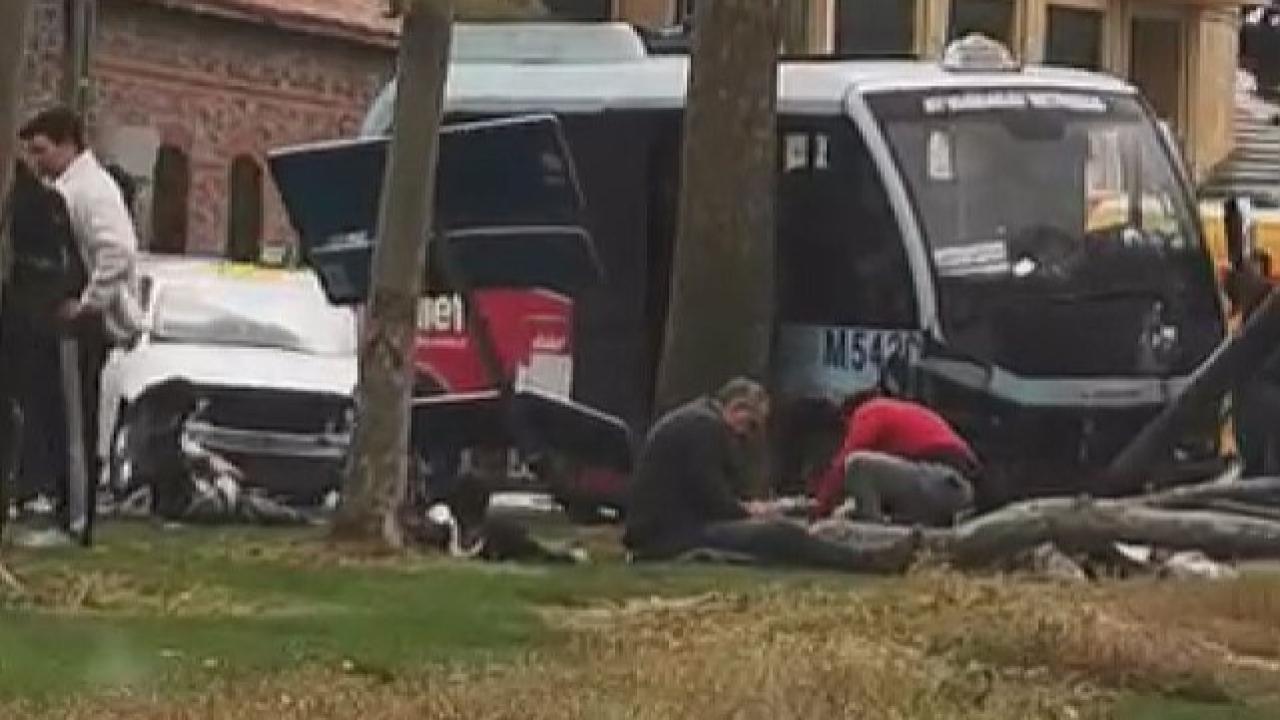 Beyoğlu’nda Feci Kaza: Dolmuş Bariyerlere Çarptı, Yaralılar Var
