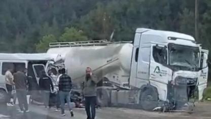 Bucak’ta Feci Kaza: Minibüs ve Tır Çarpıştı – 7 Ölü, 3 Yaralı!
