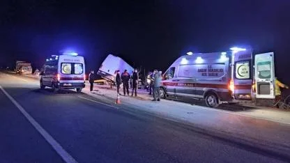 Edirne’de Feci Kaza: Tıra Arkadan Çarpan Panelvanda 1 Ölü, 1 Yaralı